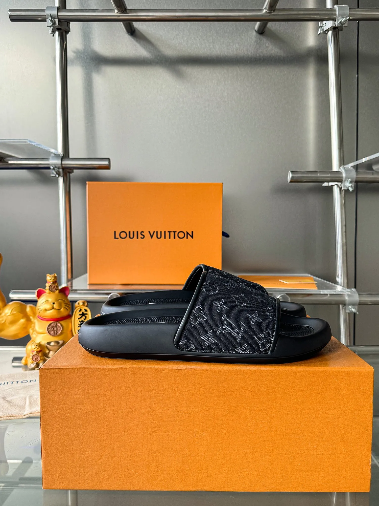 [L Home] P: 300💰 ▪️Shoe size: Women's 35-40 Men's 38-46▪️Packaging: Counter top quality~original packaging Louis Vuitton lv couple's monogram embossed slippers This season, Waterfront sandals return with a new look, and the upper buckle is embossed with Louis Vuitton's iconic Monogram pattern. Made of waterproof rubber with a comfortable and resilient insole. The lightweight, flexible outsole is embossed with the Louis Vuitton logo. Exquisitely packaged at the delivery counter 🛍📦 ▪️Fabric: Original molded rubber foam ▪️Sole: Original molded rubber foam outsole ▪️Sole thickness: 3CM.